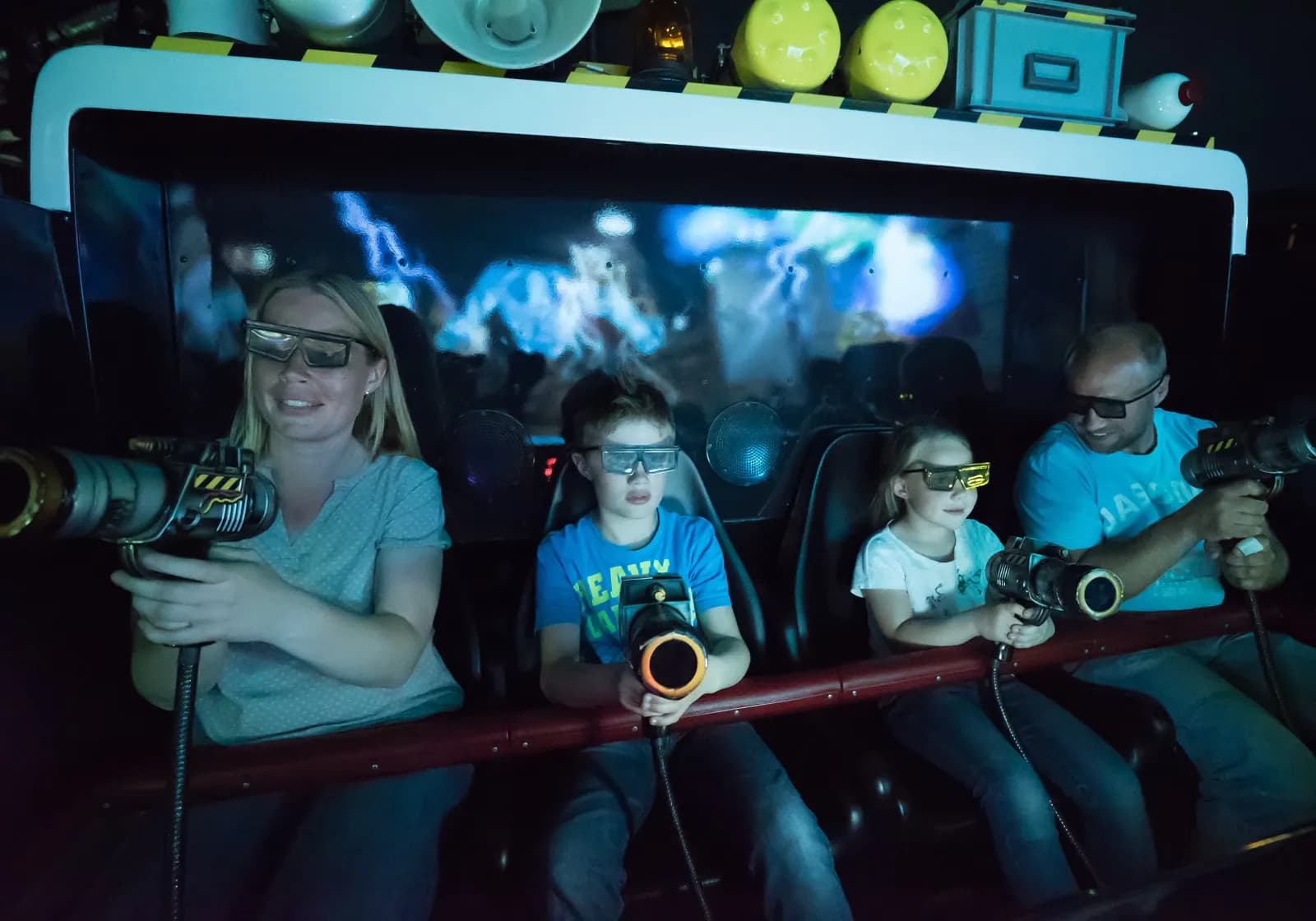 Familie prøver Ghostbusters i Heidepark