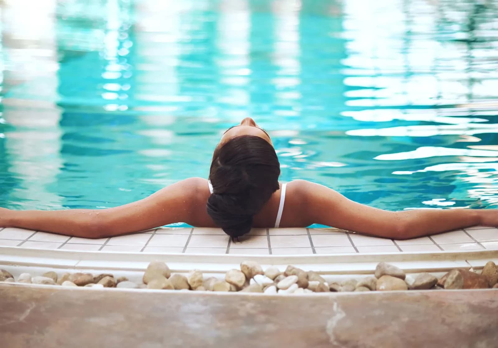 Kvinde slapper af i pool på spahotel